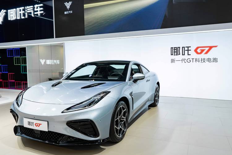 深圳138哪吒汽车在智能汽车领域的表现，领途汽车在新能源汽车市场中的影响力